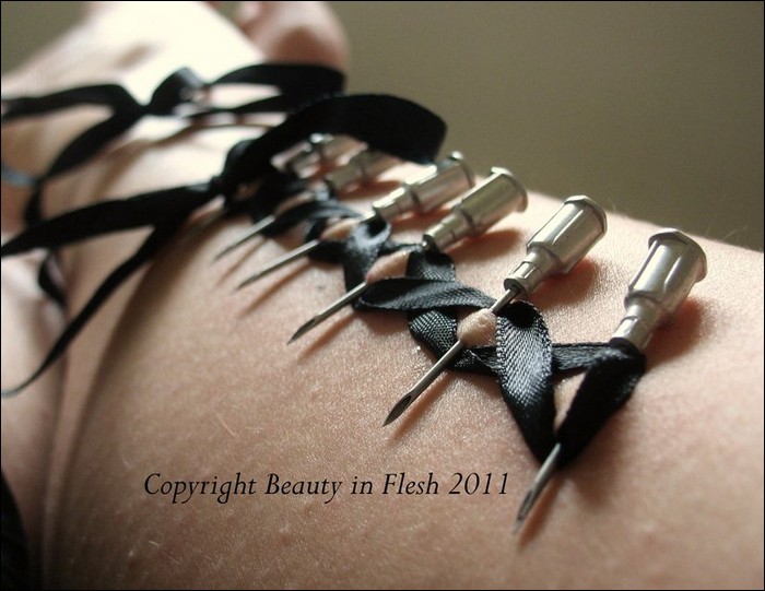 Play piercing Needled bodies Fun News